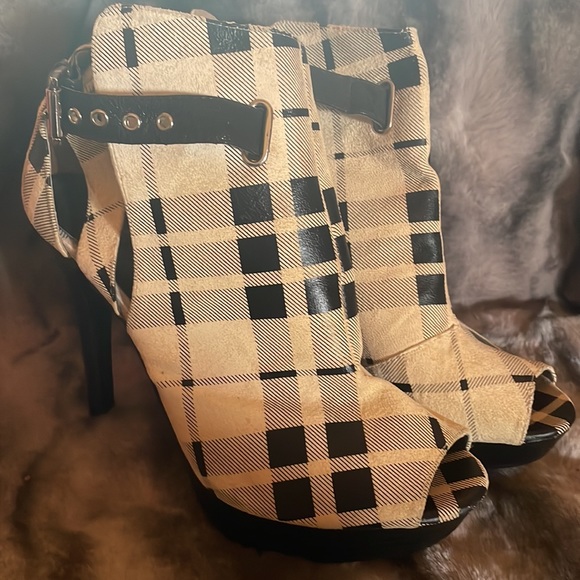 Must have soft ivory/black suede like peep toe bootie with buckle - Picture 4 of 4